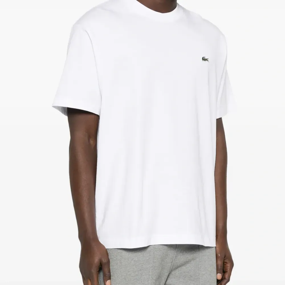 Футболка с нашивкой-логотипом