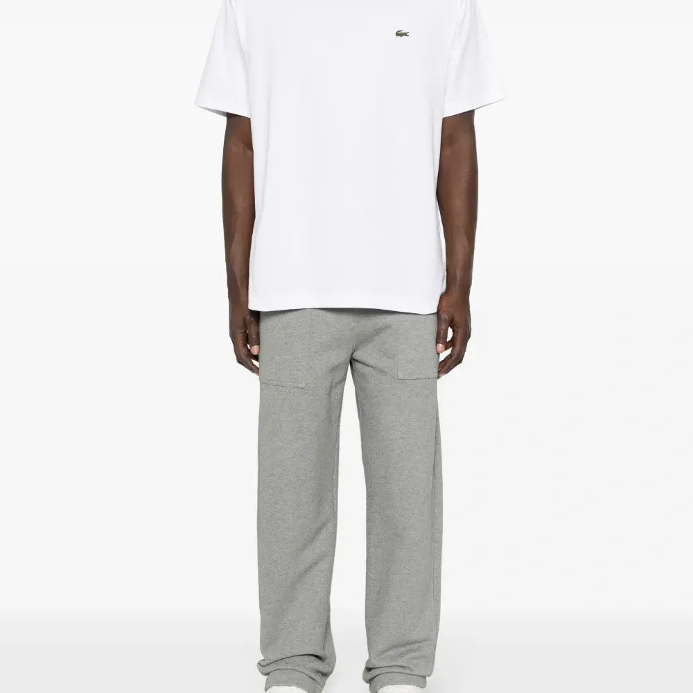 Футболка с нашивкой-логотипом