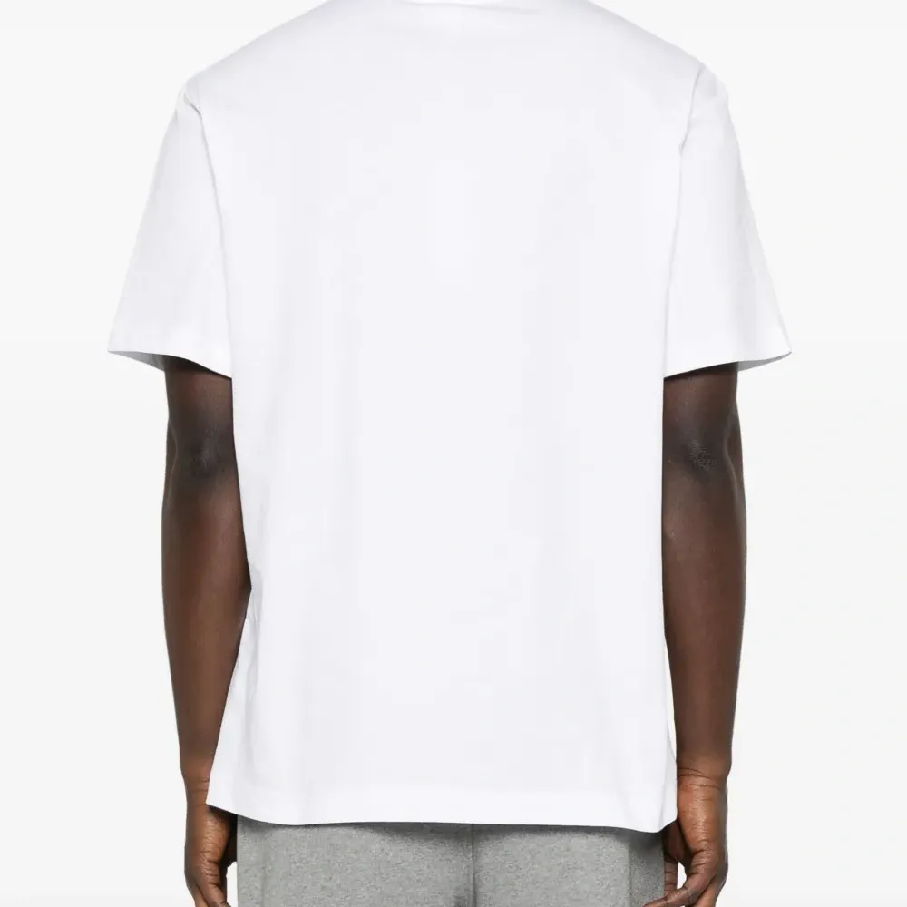 Футболка с нашивкой-логотипом