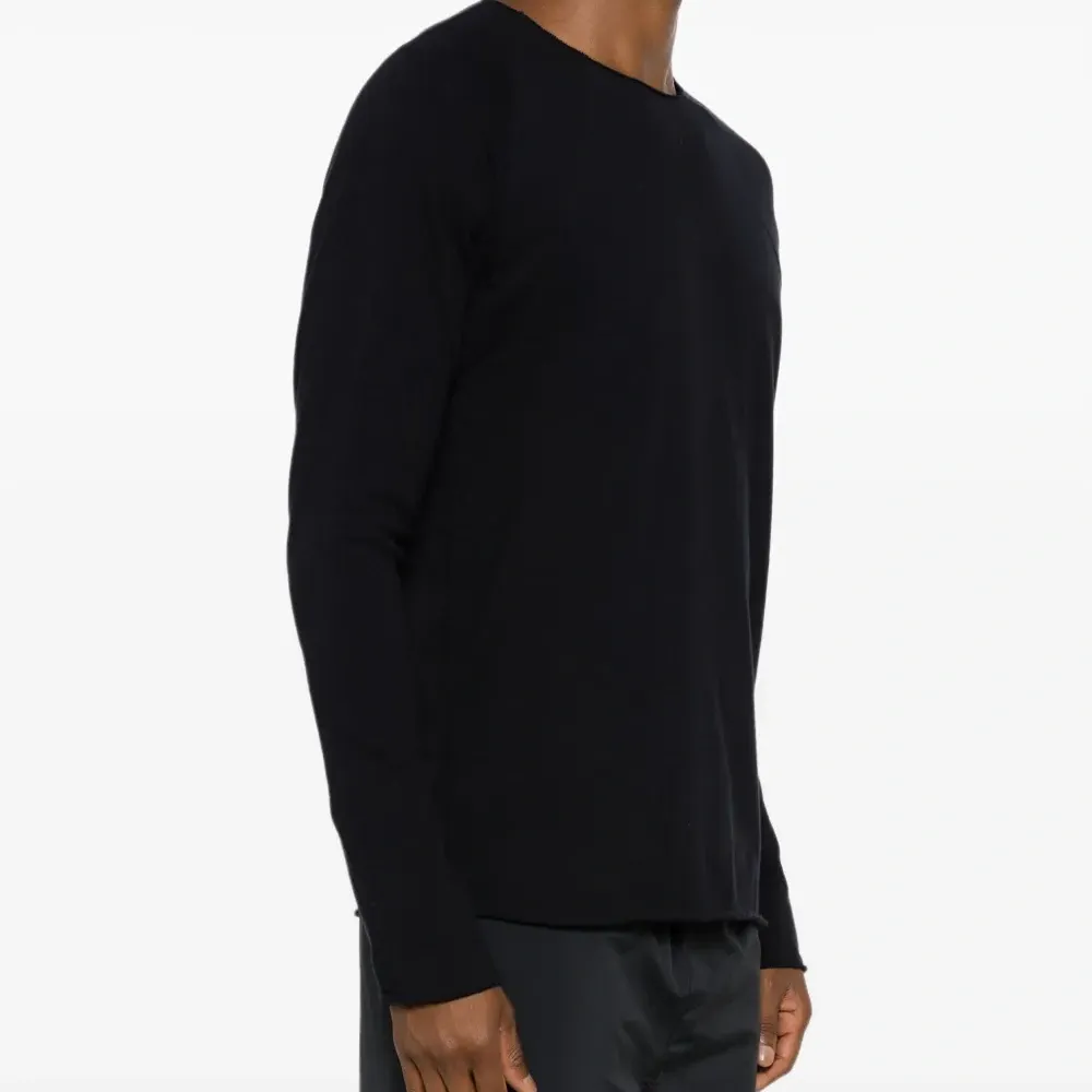 Футболка с длинными рукавами и необработанным краем