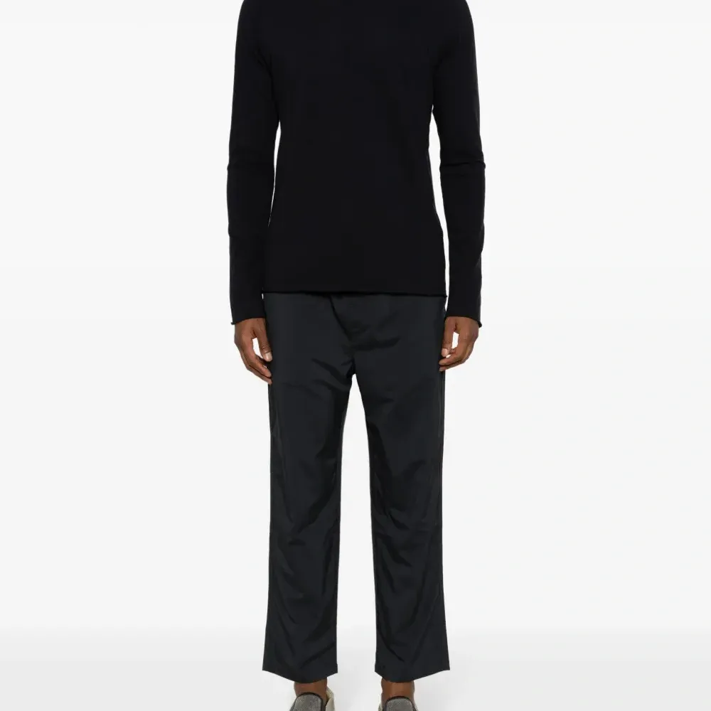 Футболка с длинными рукавами и необработанным краем