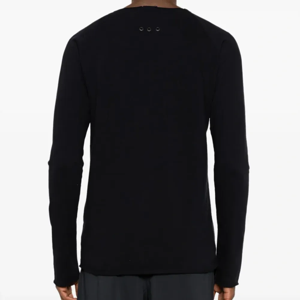 Футболка с длинными рукавами и необработанным краем