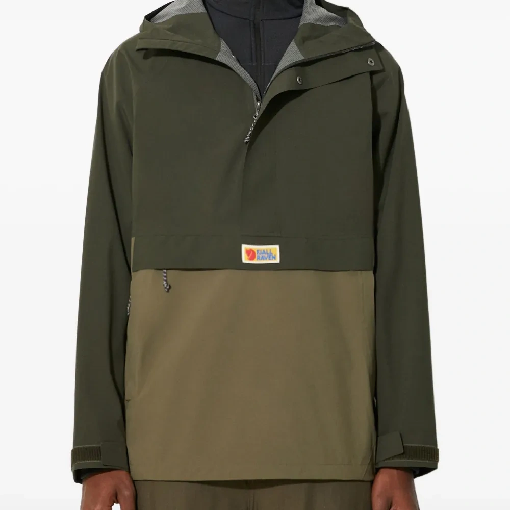 Двухцветная куртка с капюшоном