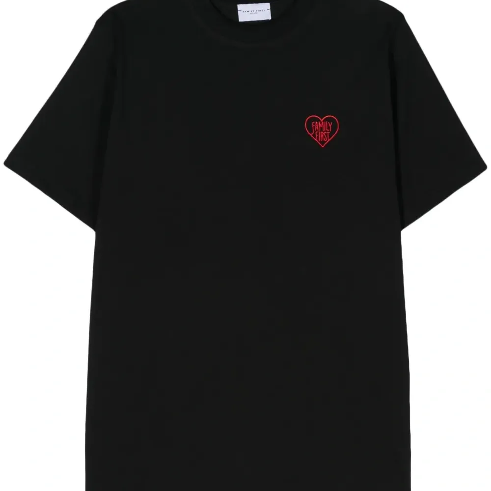 Футболка с вышитым логотипом Футболка с вышитым логотипом