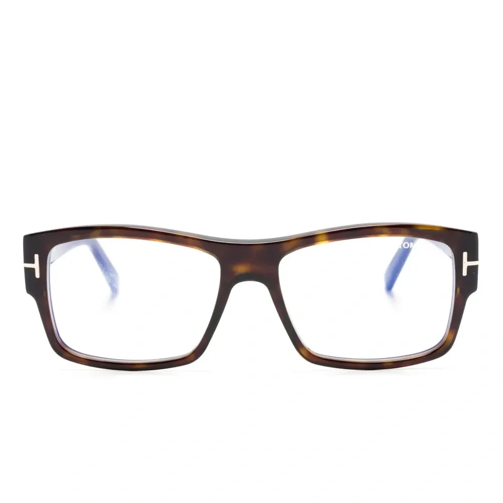 Очки в квадратной оправе