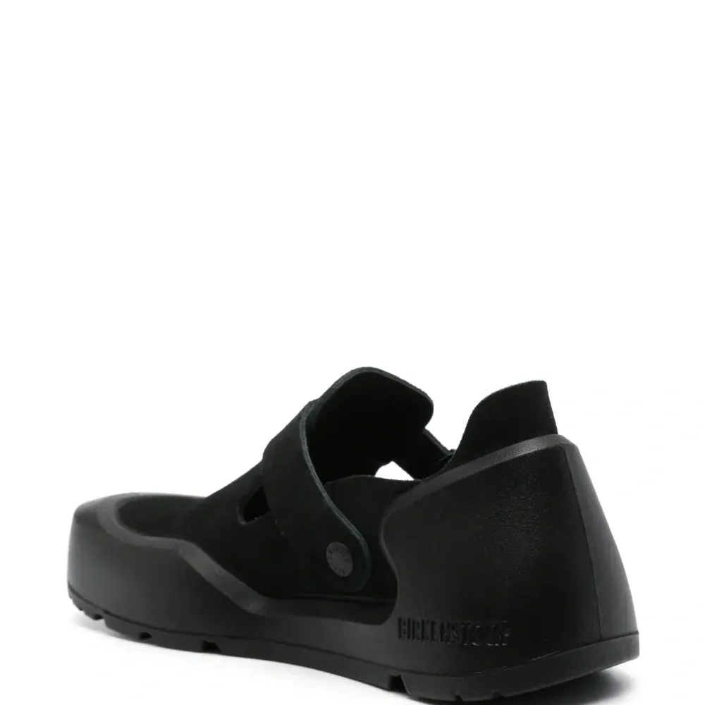 Кроссовки с тисненым логотипом