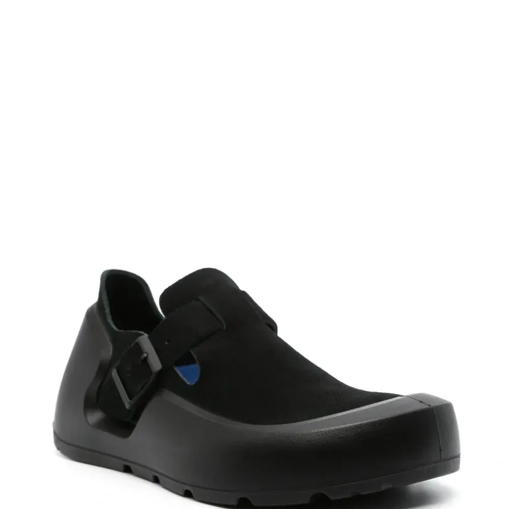 Кроссовки с тисненым логотипом