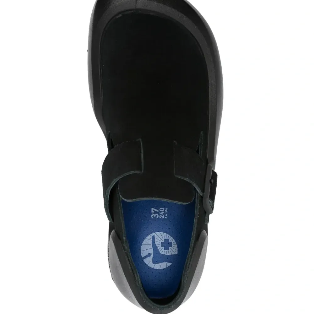 Кроссовки с тисненым логотипом