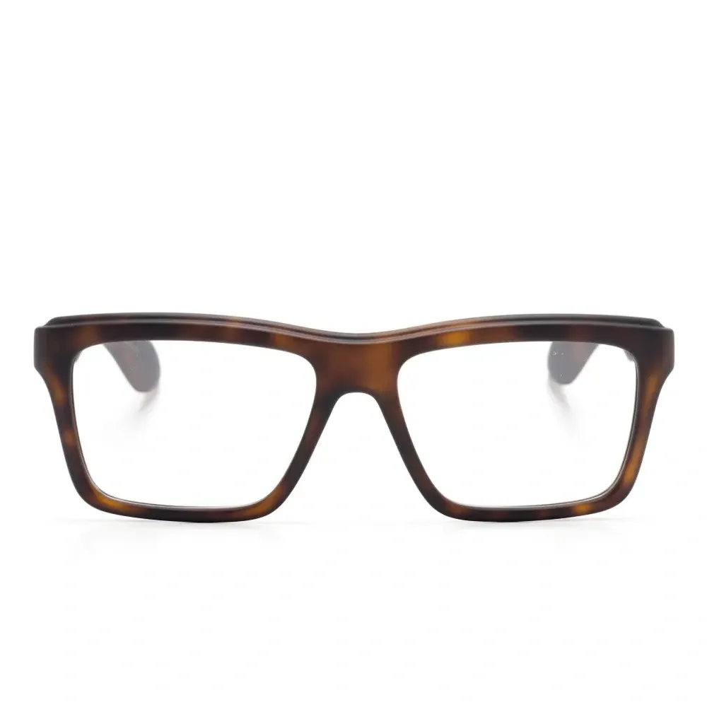 Очки в квадратной оправе