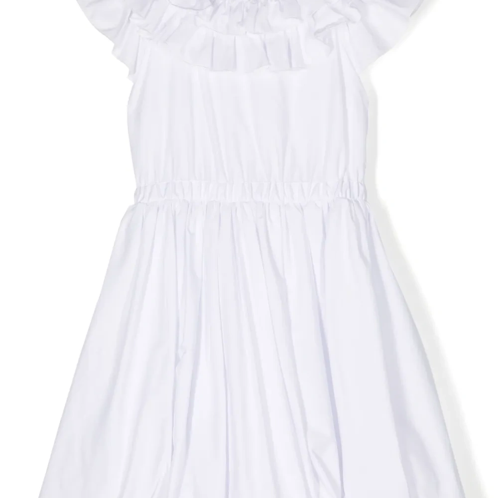 Платье с открытыми плечами и оборками