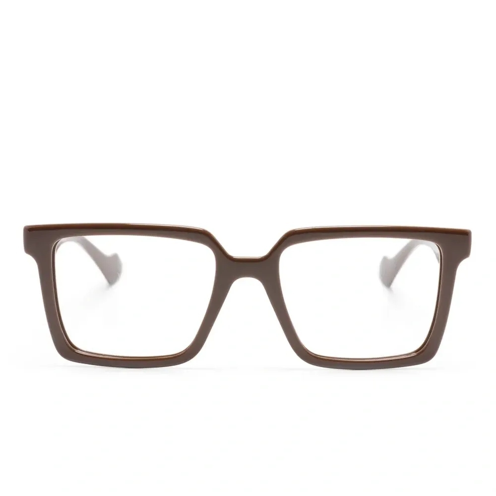 Очки в квадратной оправе