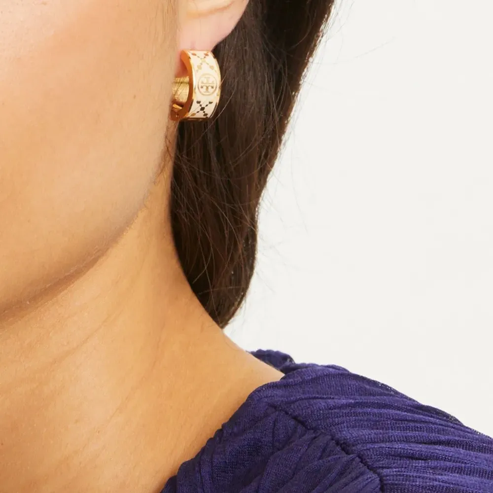 Маленькие серьги-кольца с монограммой