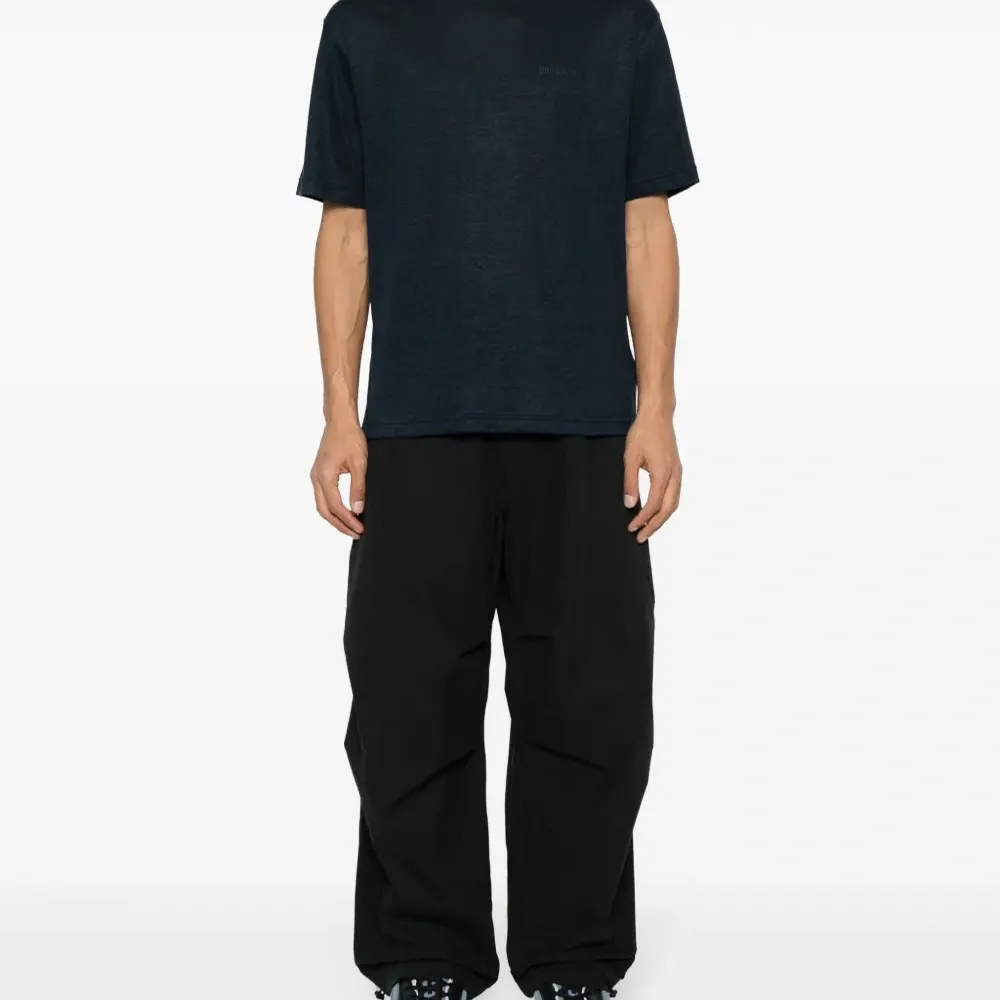 Льняная футболка с вышитым логотипом