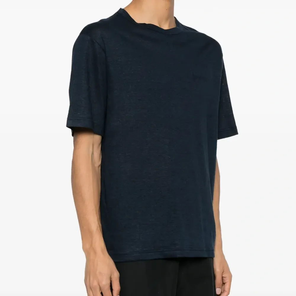 Льняная футболка с вышитым логотипом