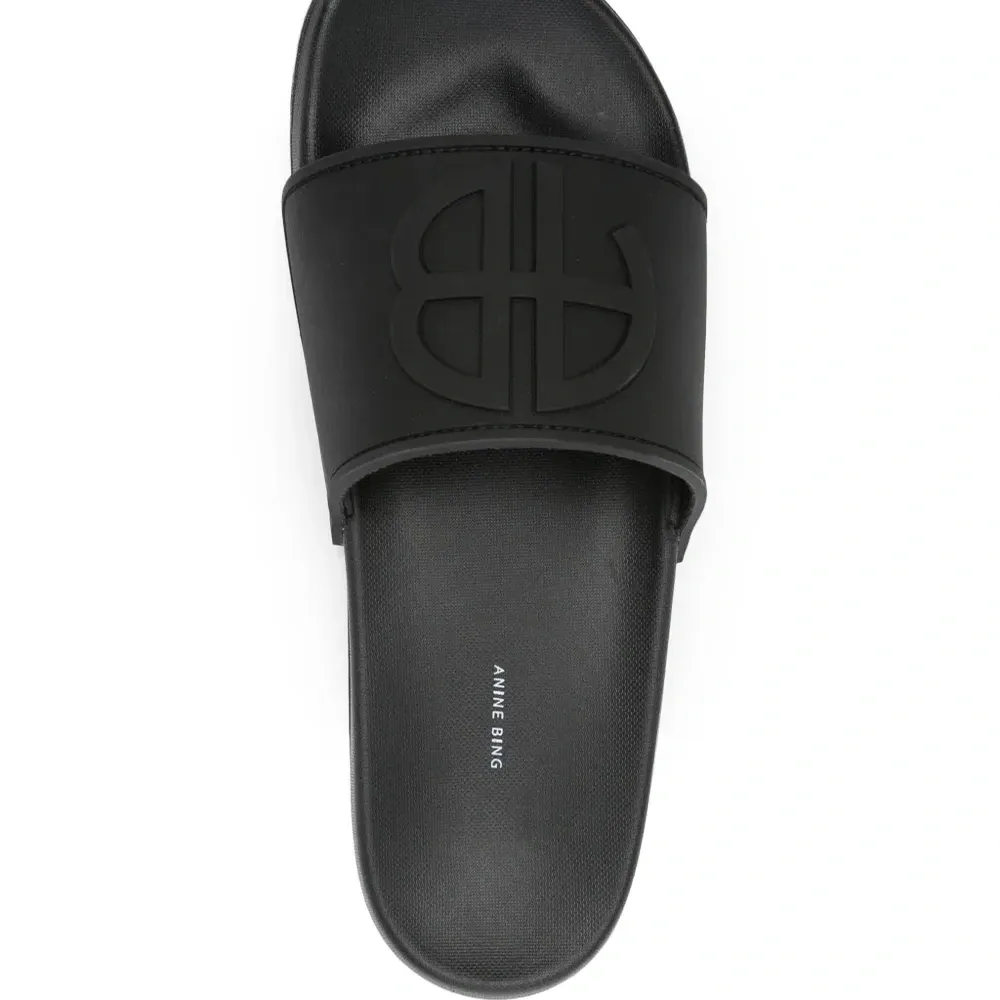 Шлепанцы с тисненым логотипом