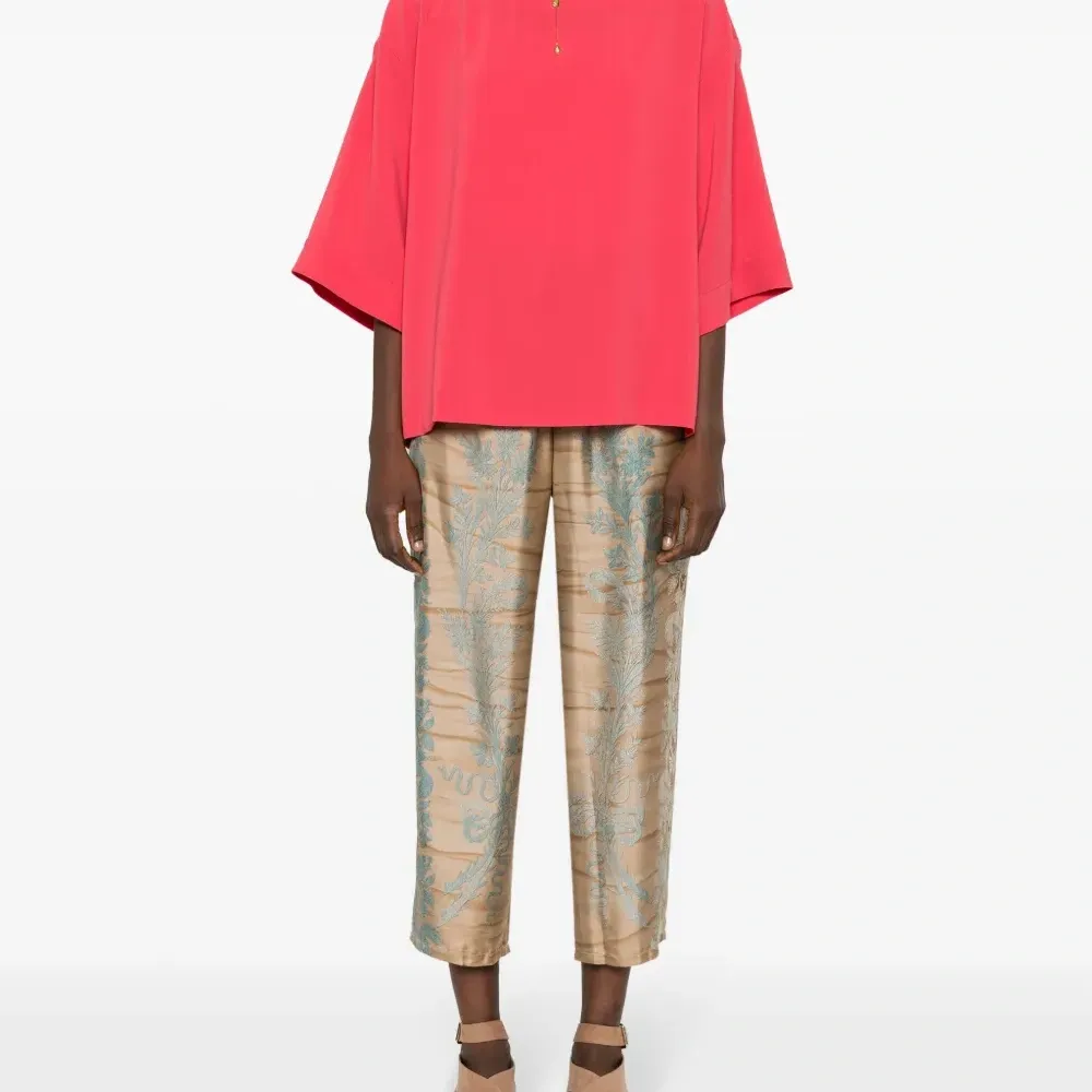 Блузка с вырезом-лодочкой