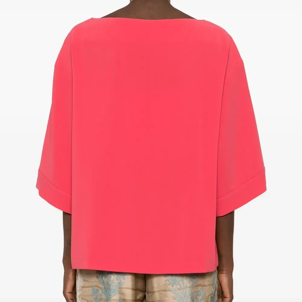 Блузка с вырезом-лодочкой