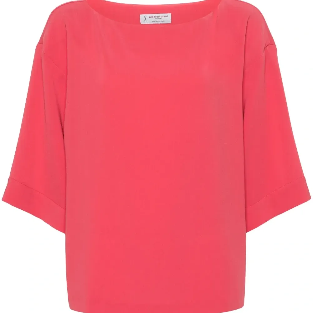 Блузка с вырезом-лодочкой