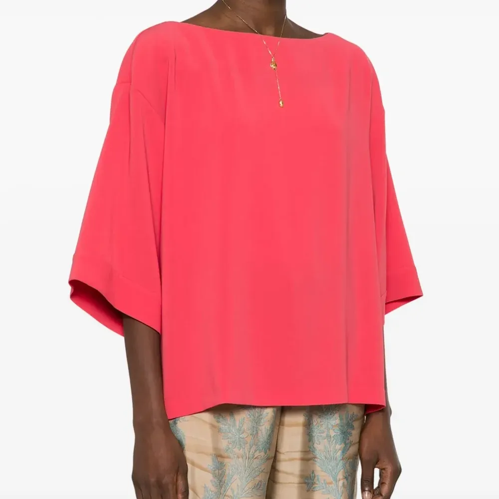 Блузка с вырезом-лодочкой