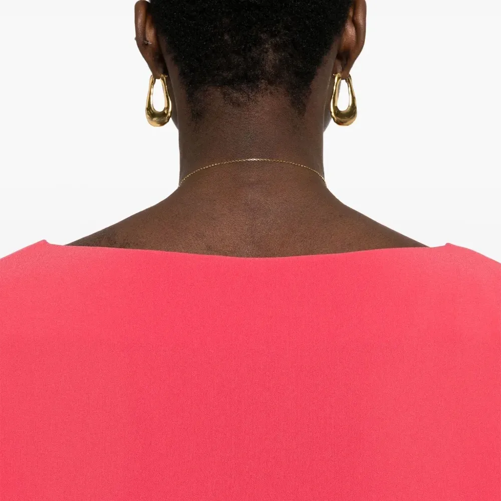 Блузка с вырезом-лодочкой