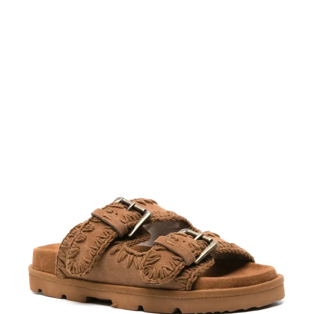 Шлепанцы с декоративной строчкой