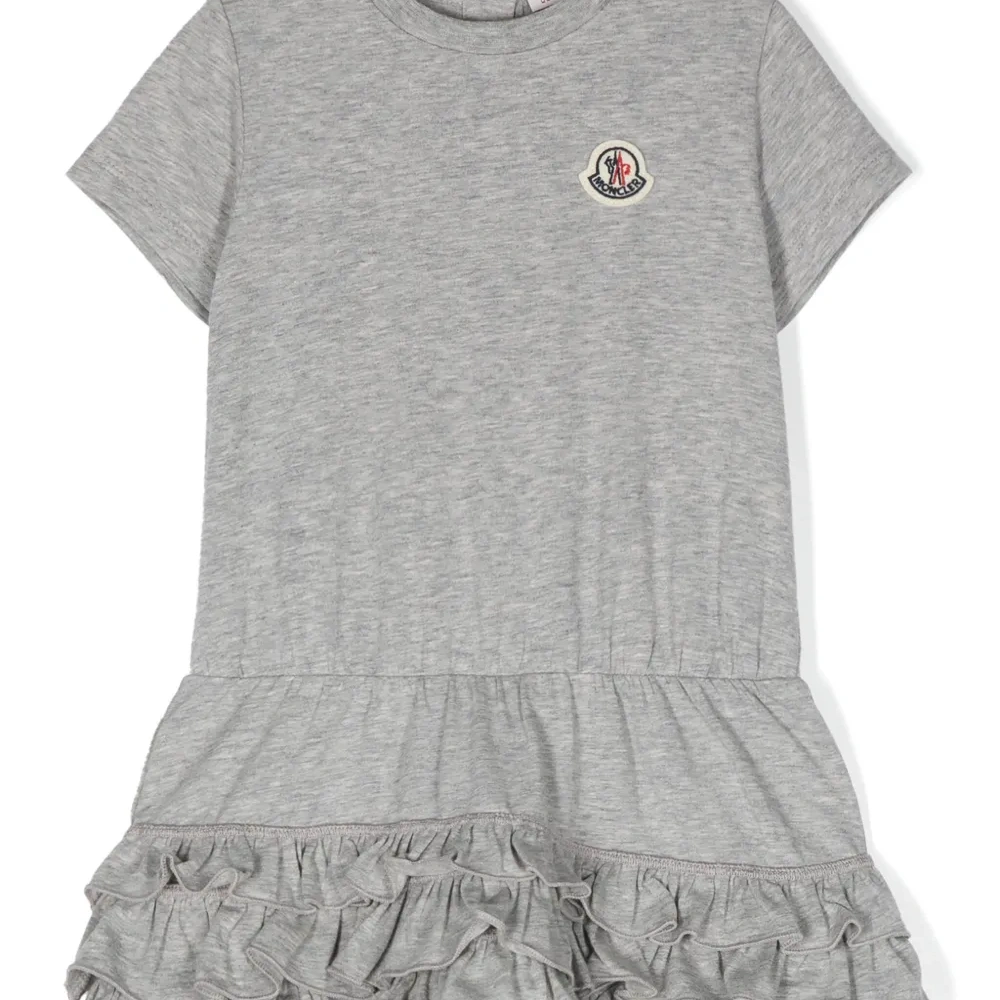 Платье с нашивкой-логотипом