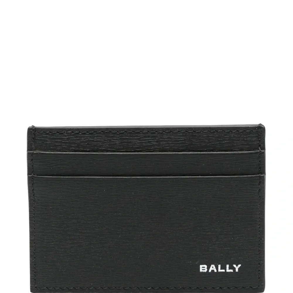 картхолдер с тисненым логотипом