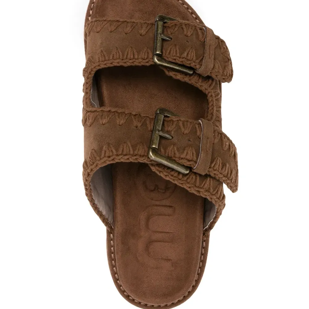 Шлепанцы с декоративной строчкой