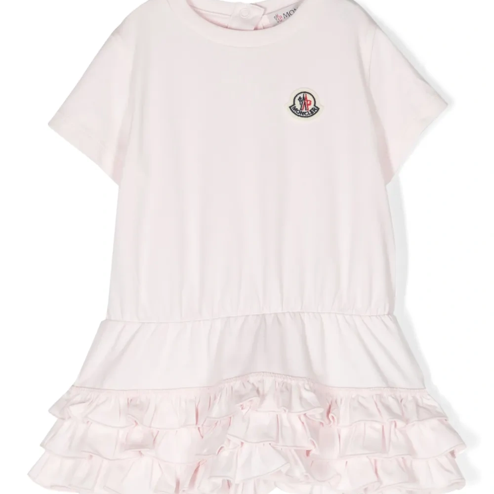 Платье с оборками и нашивкой-логотипом