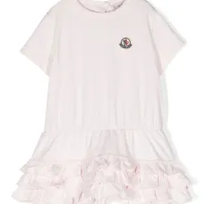 Платье с оборками и нашивкой-логотипом