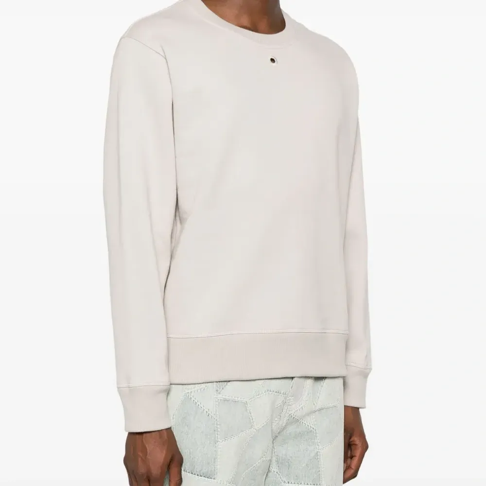 Толстовка с вырезами