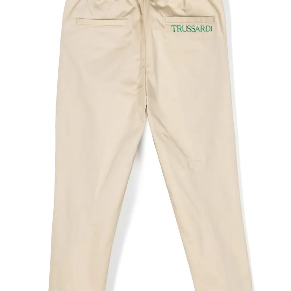 Брюки с вышитым логотипом Брюки с вышитым логотипом