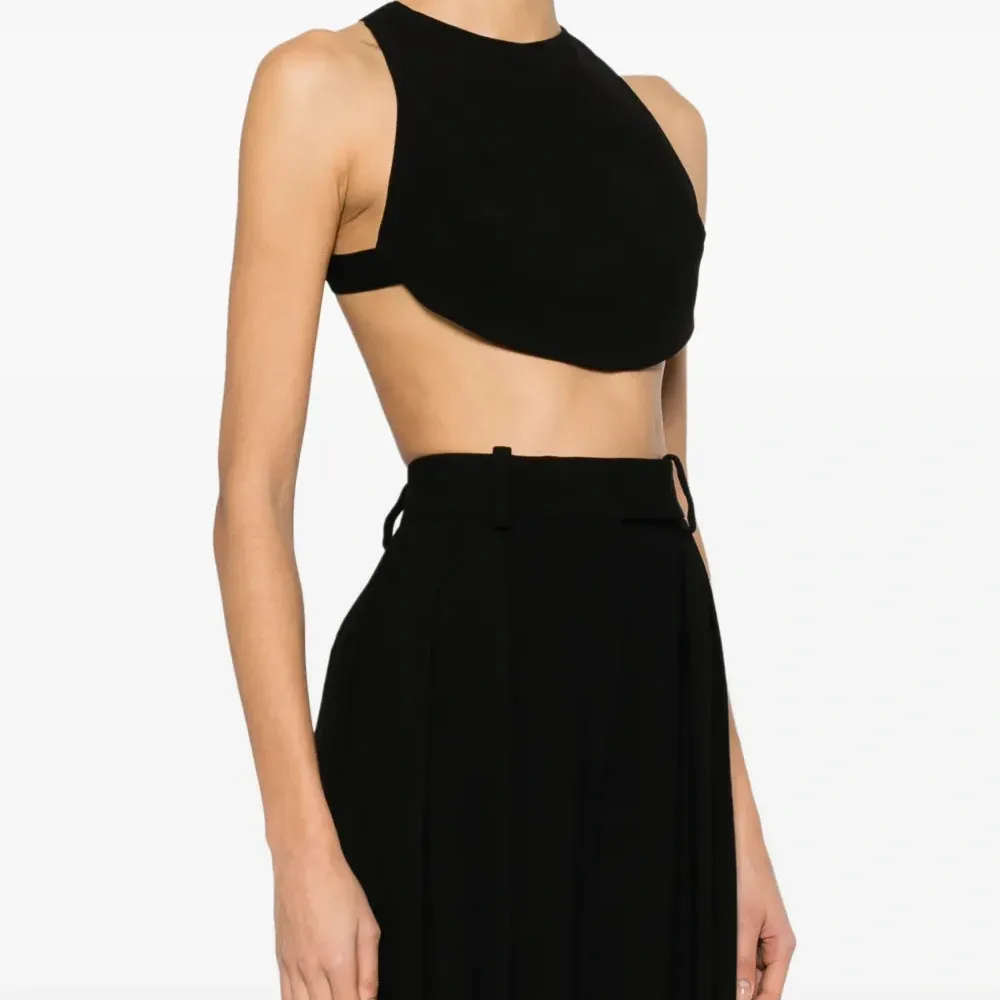 Укороченный топ без рукавов