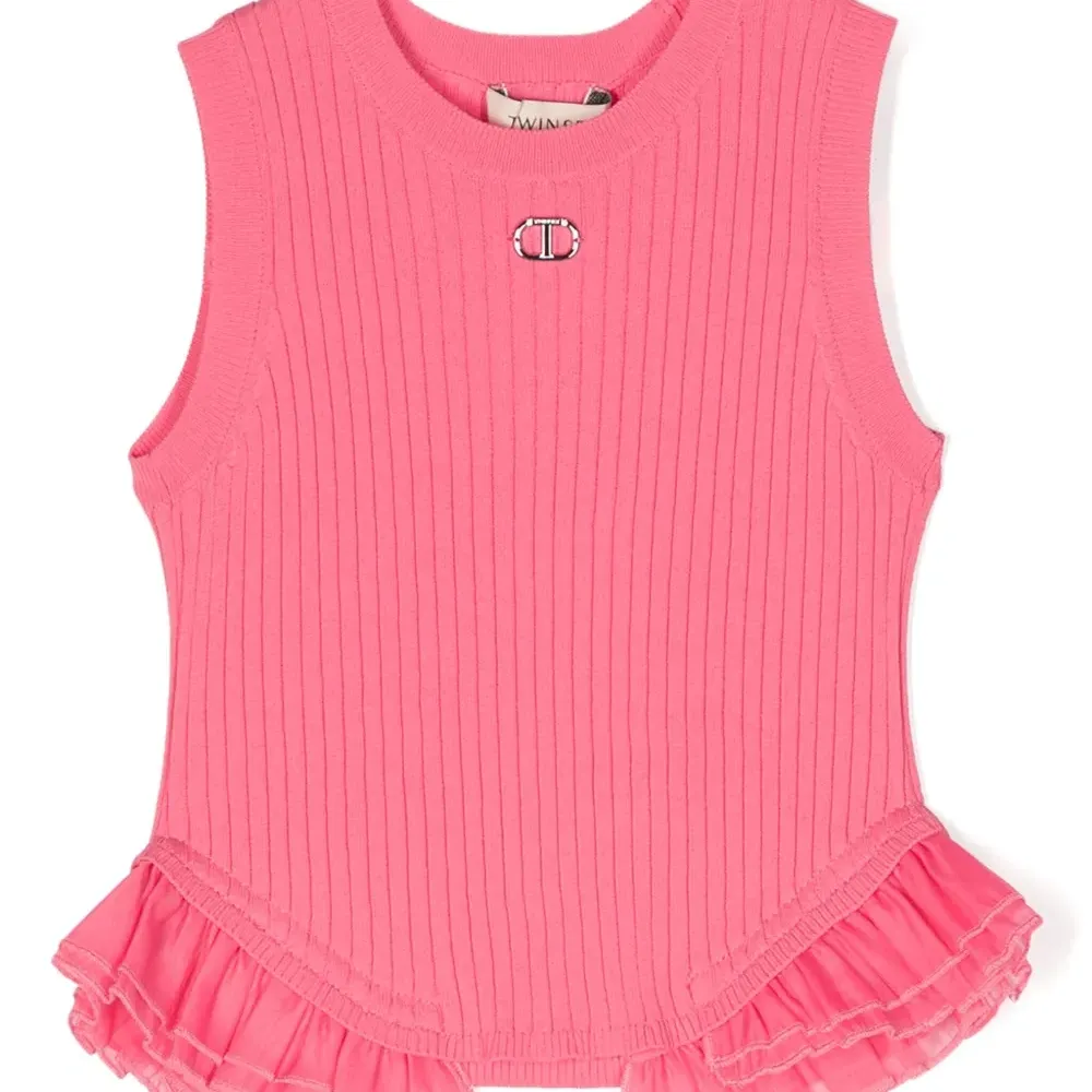 Топ с оборками и логотипом