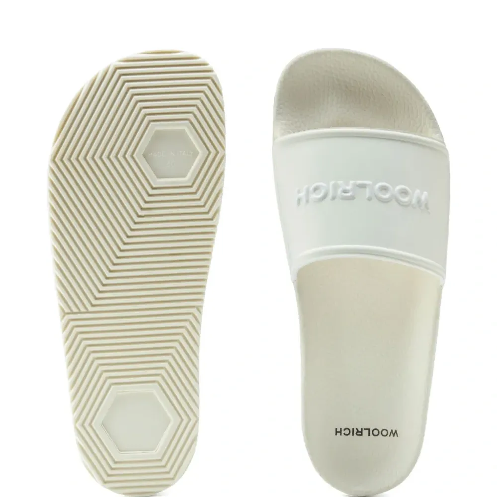 Шлепанцы с тисненым логотипом