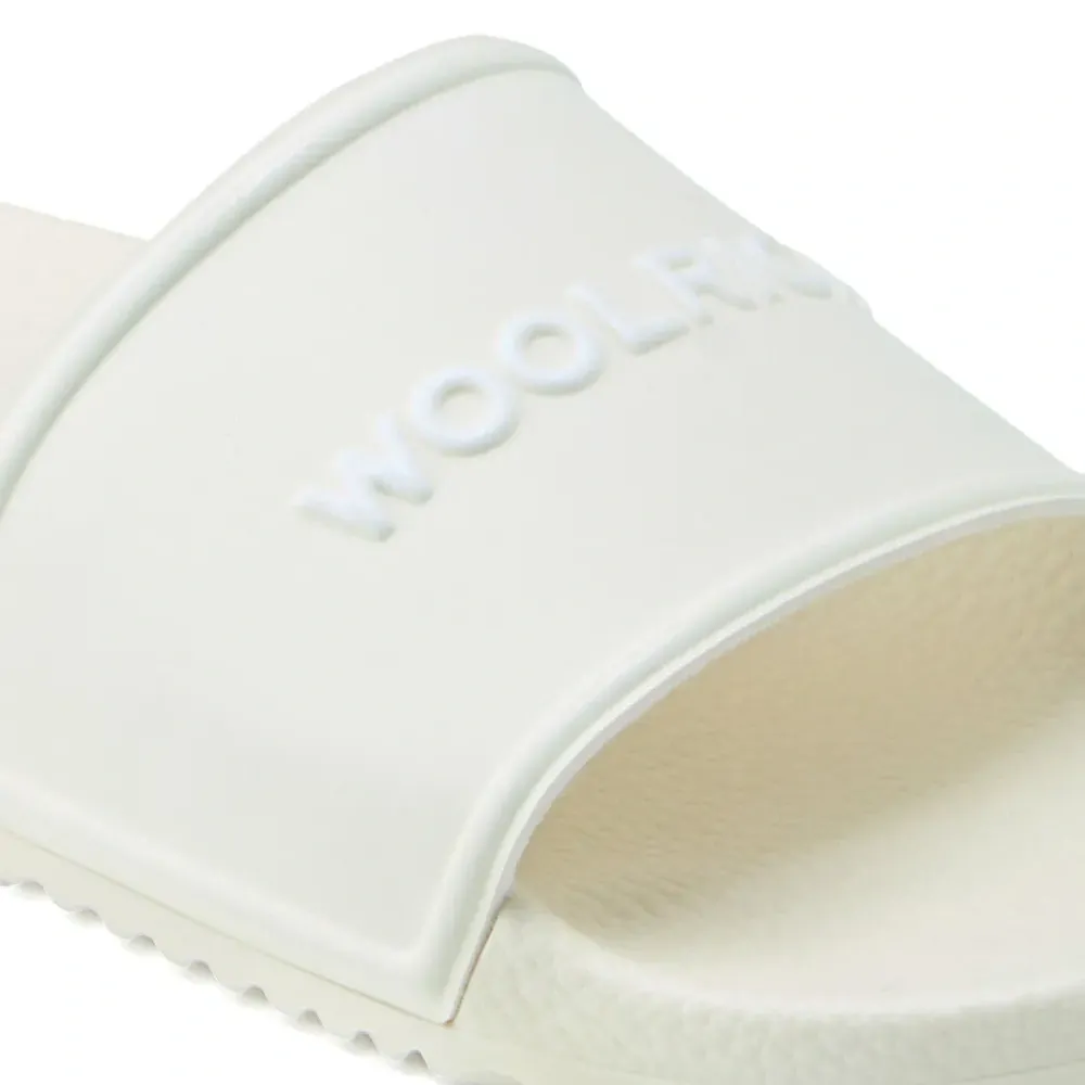 Шлепанцы с тисненым логотипом