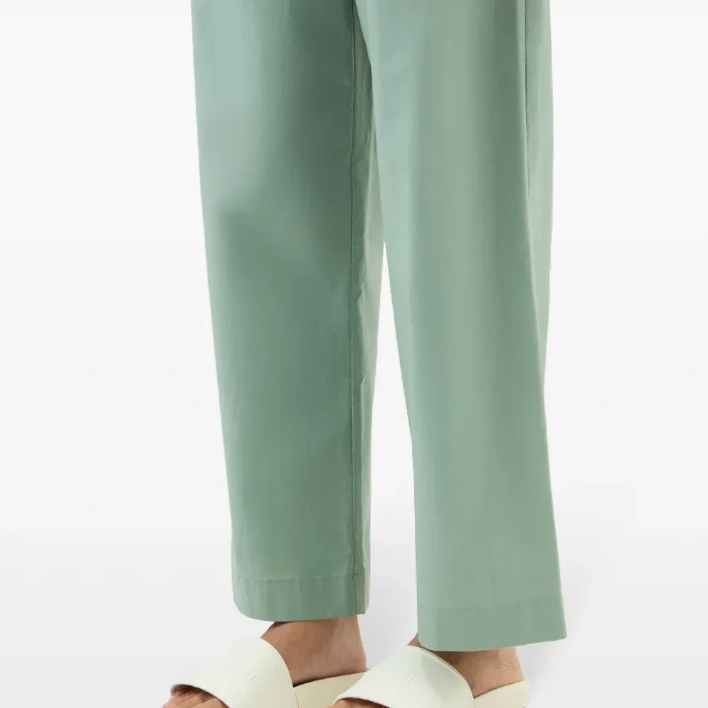 Шлепанцы с тисненым логотипом