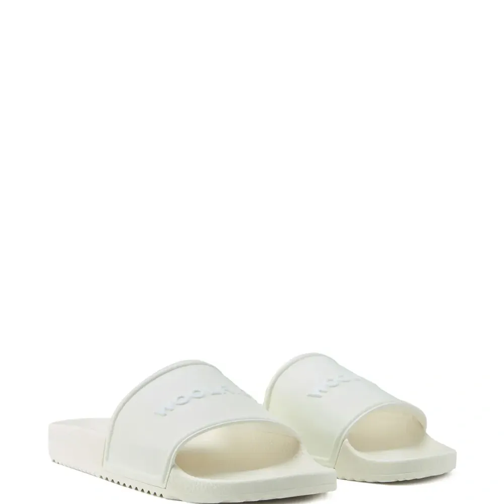 Шлепанцы с тисненым логотипом