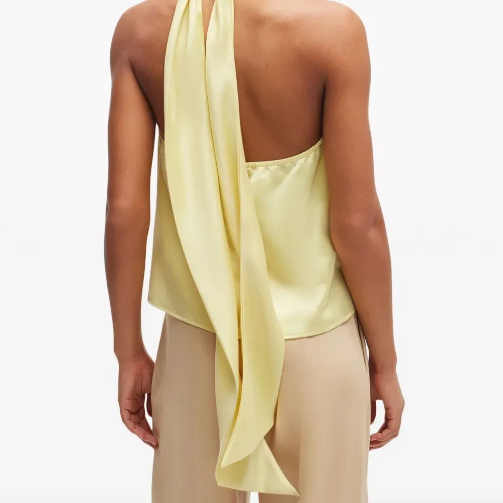 Атласная блузка с вырезом халтер