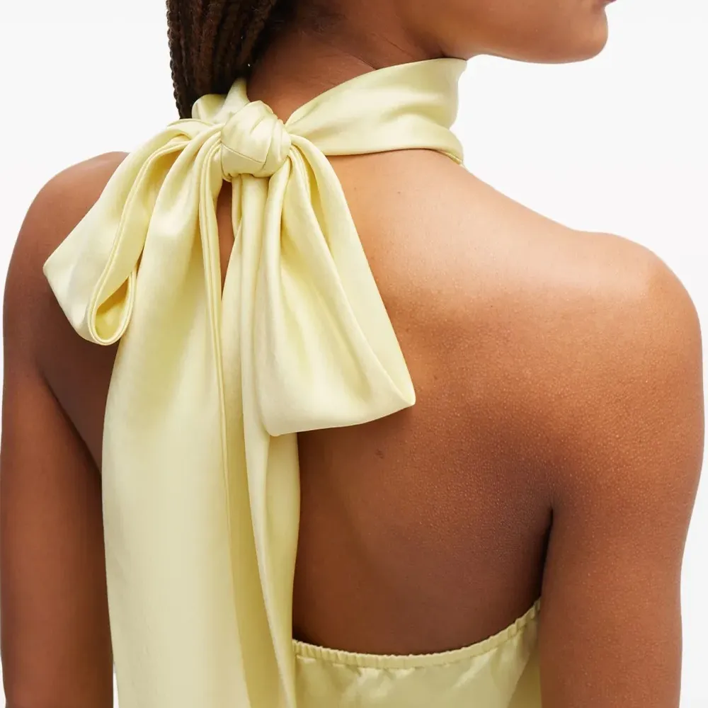 Атласная блузка с вырезом халтер