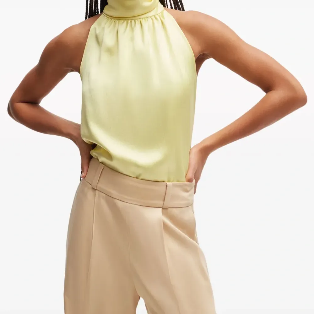 Атласная блузка с вырезом халтер