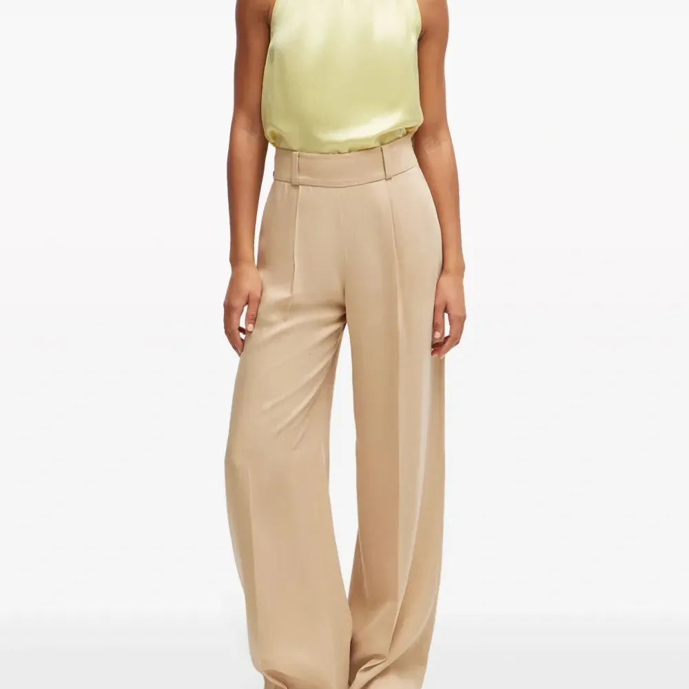 Атласная блузка с вырезом халтер