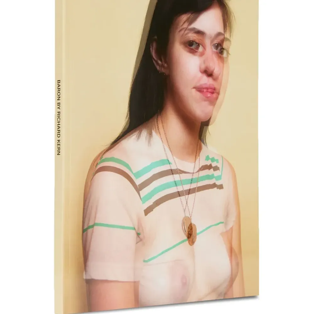 Книга с графичным принтом