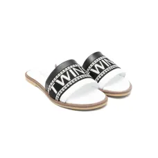 Сандалии с вышитым логотипом