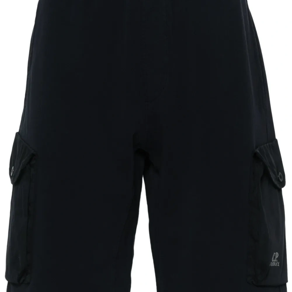 Спортивные шорты с вышитым логотипом