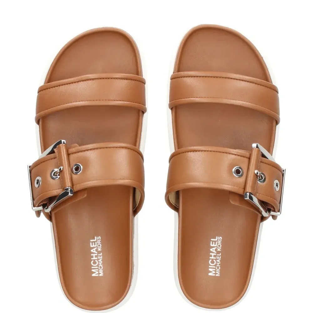 Сандалии с пряжками