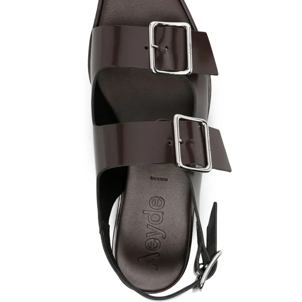 Сандалии с пряжками Сандалии с пряжками