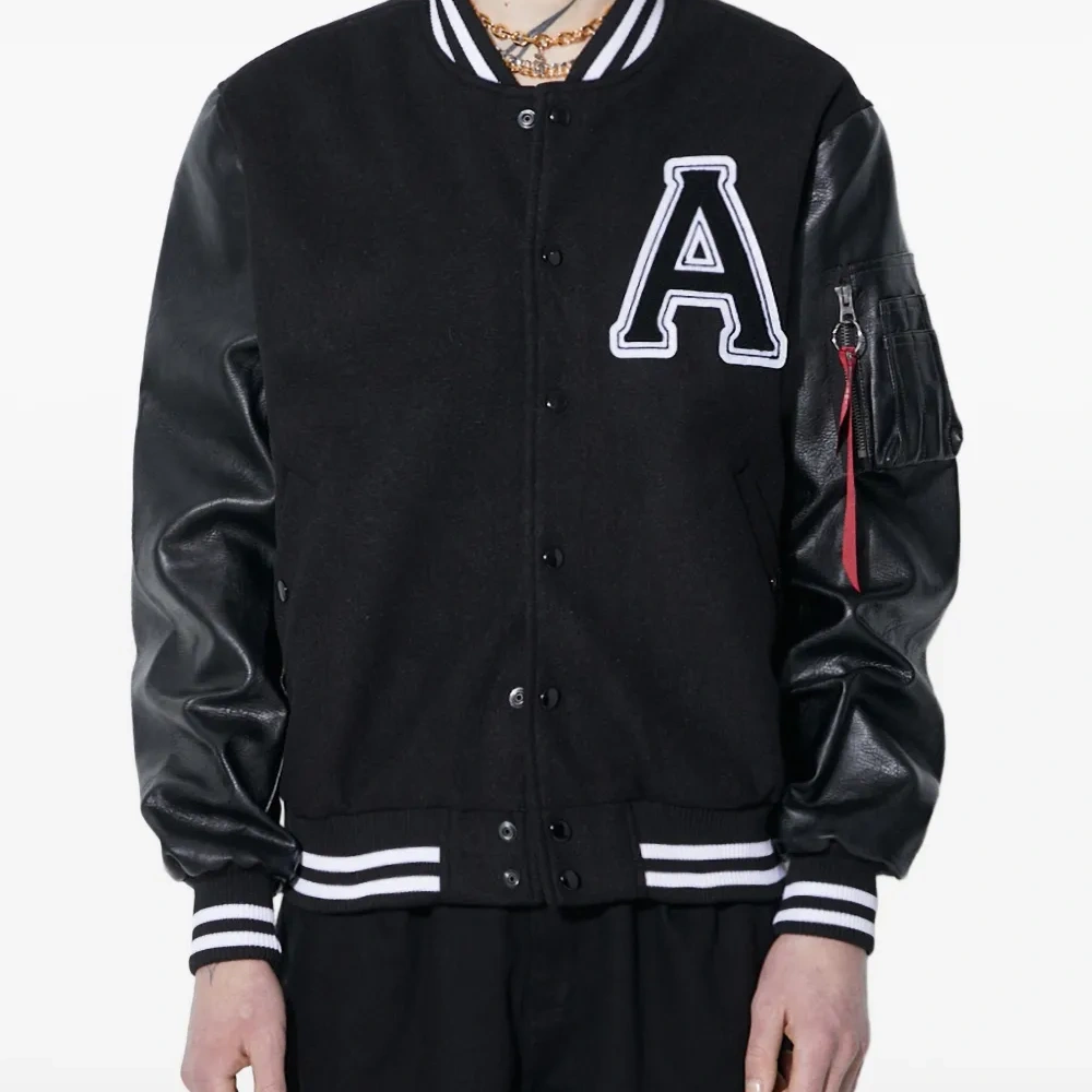 Куртка-бомбер в стиле колледж