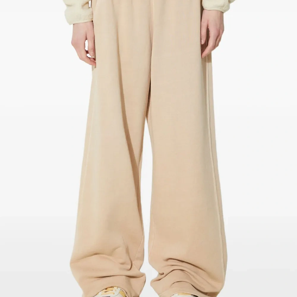 Спортивные брюки с вышитым логотипом Спортивные брюки с вышитым логотипом