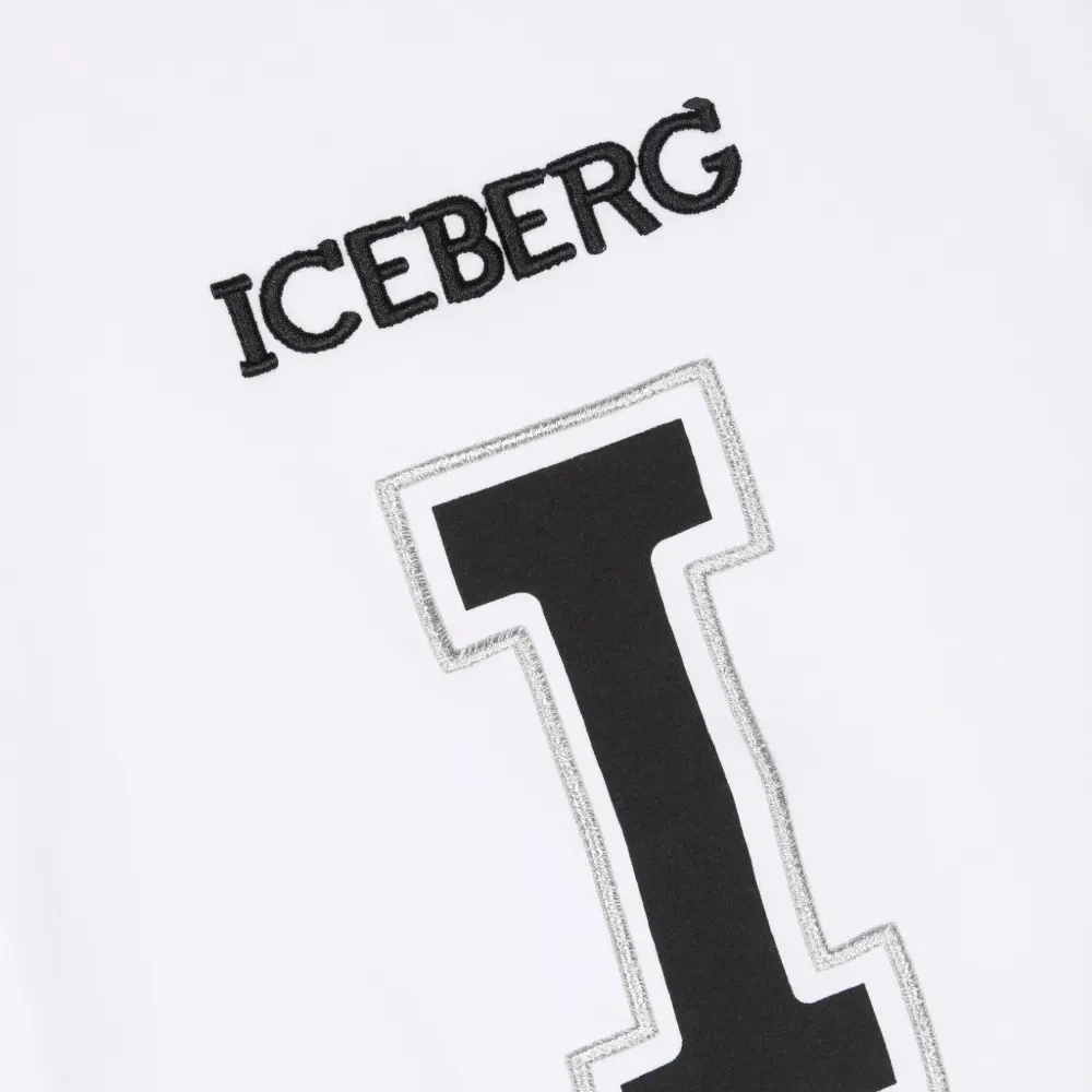 Футболка с вышитым логотипом